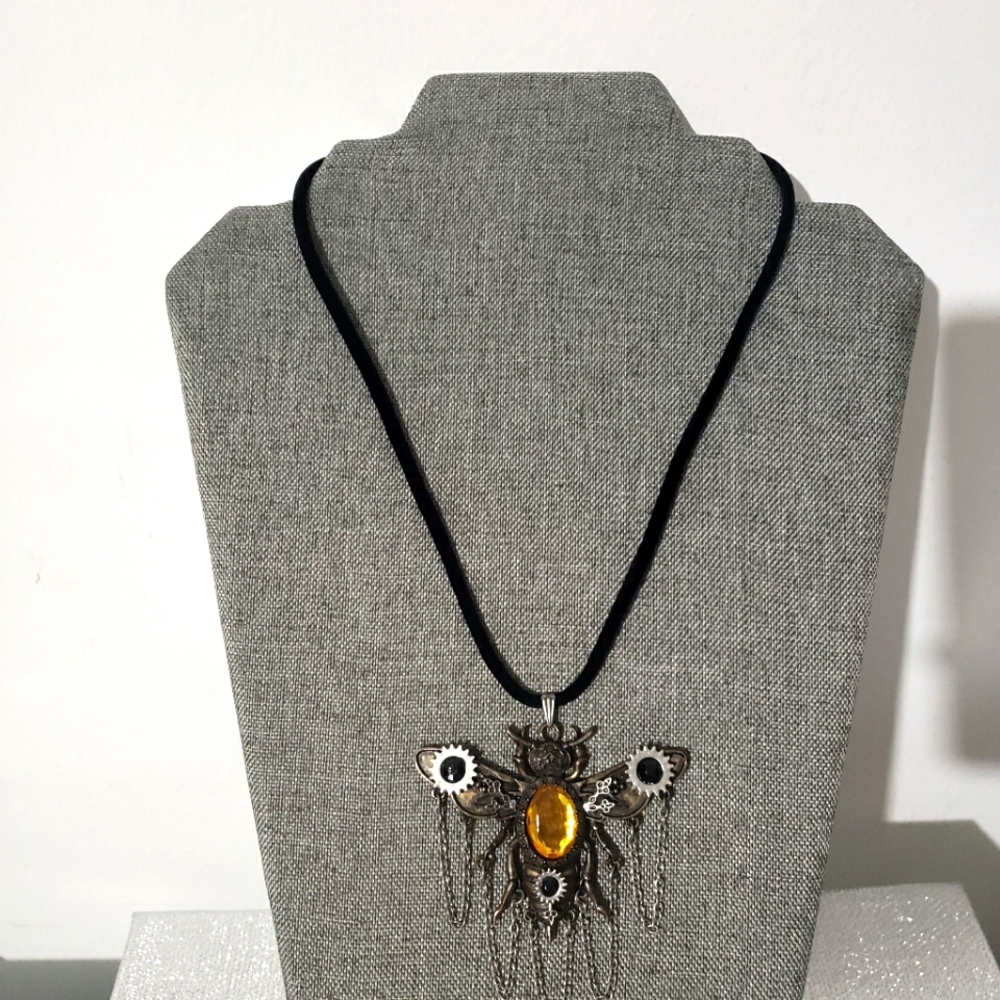 BEE NECKLACE 🐝 🐝 🐝 🐝 🐝